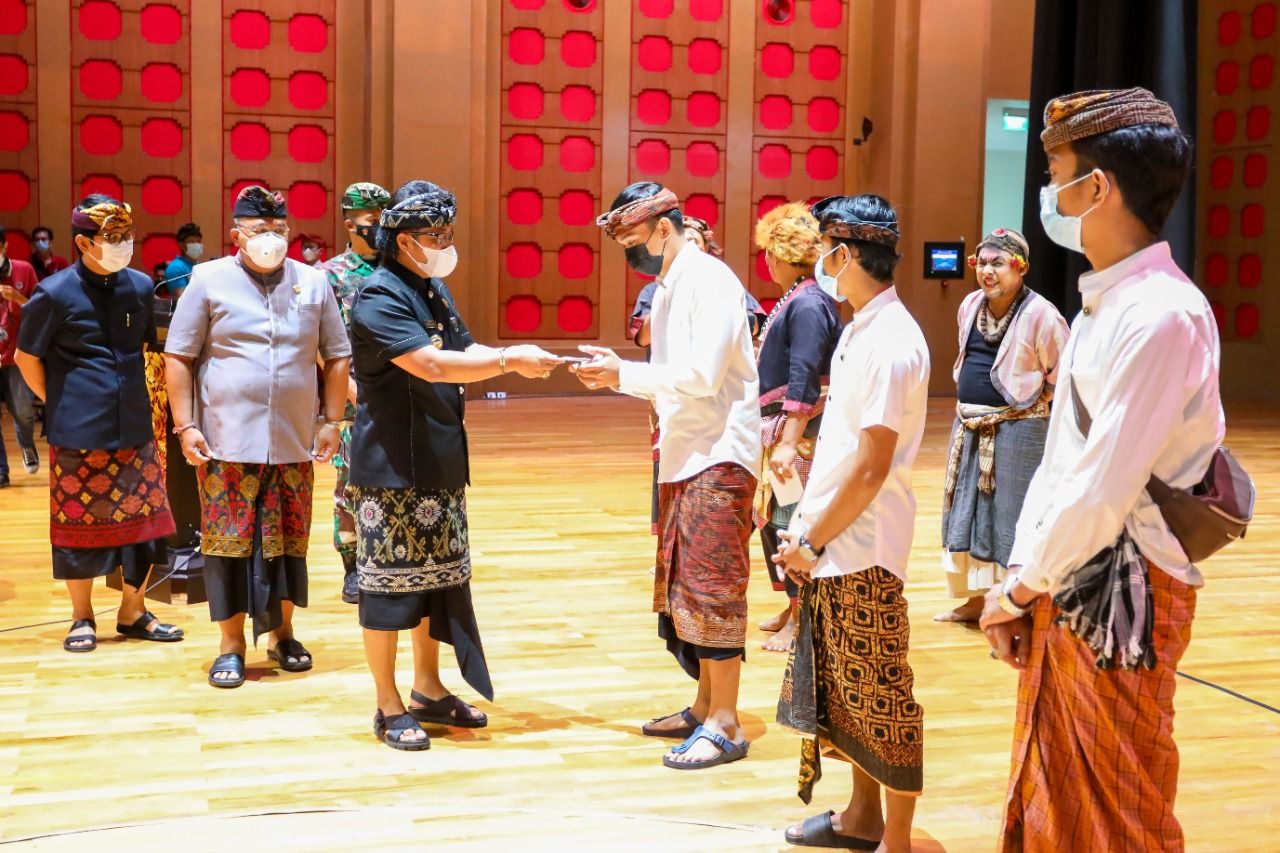 podiumnews.com-Giri Prasta Serahkan Dana Motivasi Kreativitas ke Sekaa Teruna dan Yowana